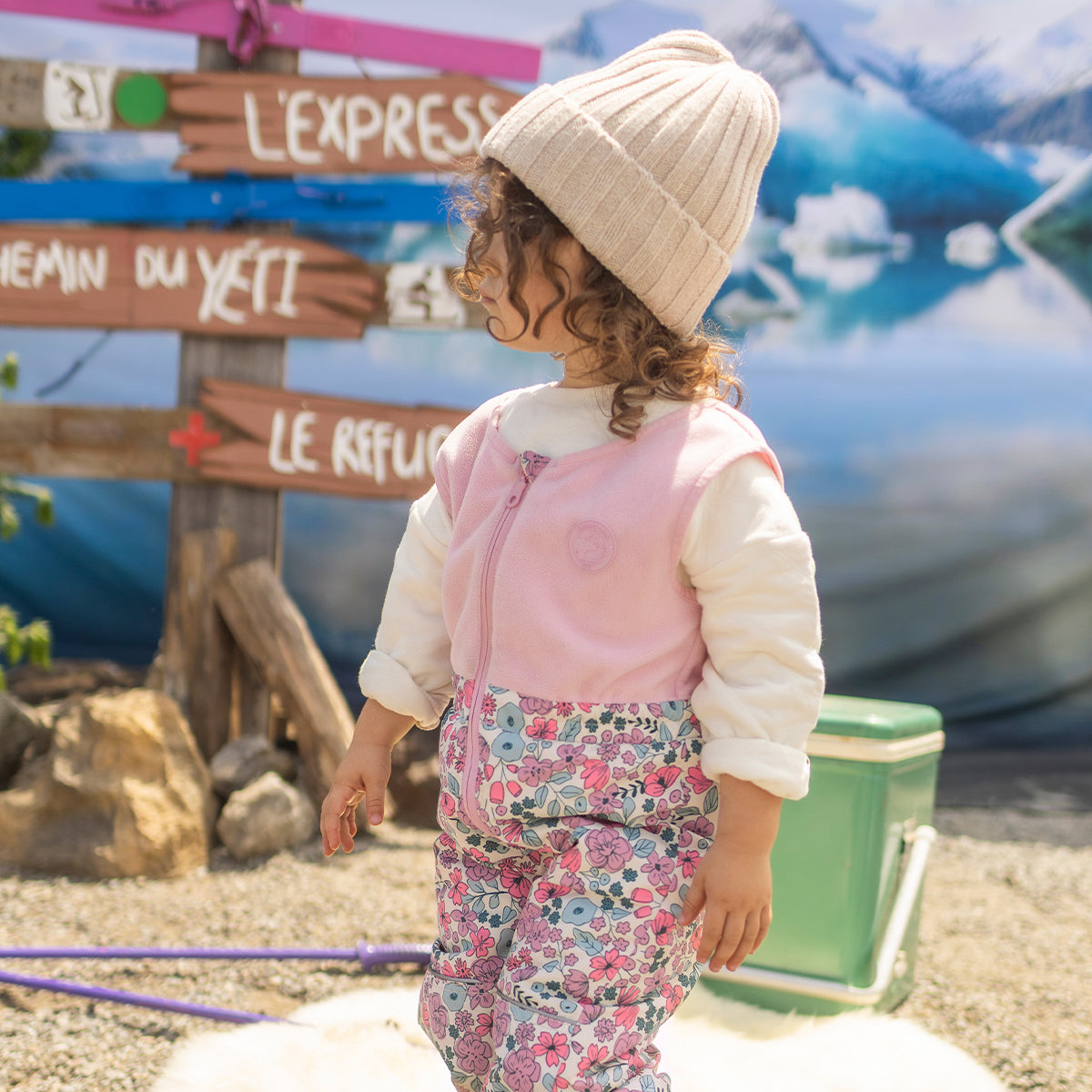 Photo d'un bébé portant l'habit de neige deux pièces avec motif floral, bébé