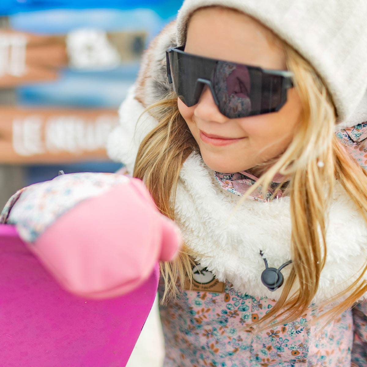 Photo d'un enfant portant l'habit de neige une pièce rose avec fleurs, enfant