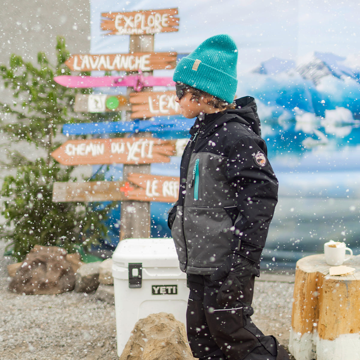 Photo d'un enfant portant la tuque turquoise en tricot, enfant