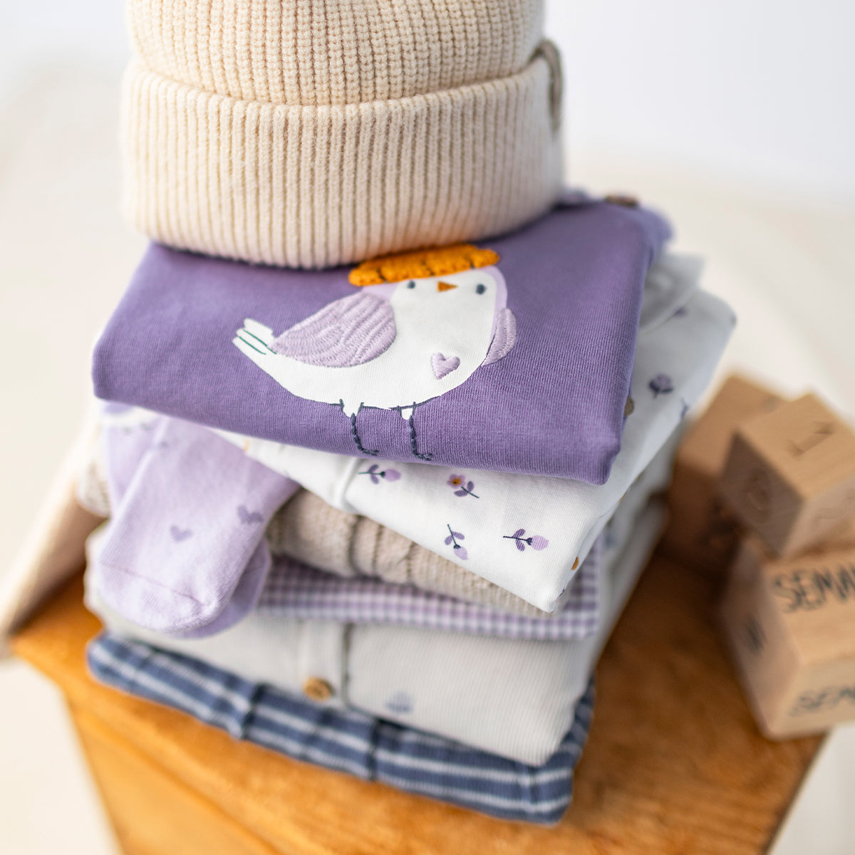 Chandail mauve avec illustration, naissance