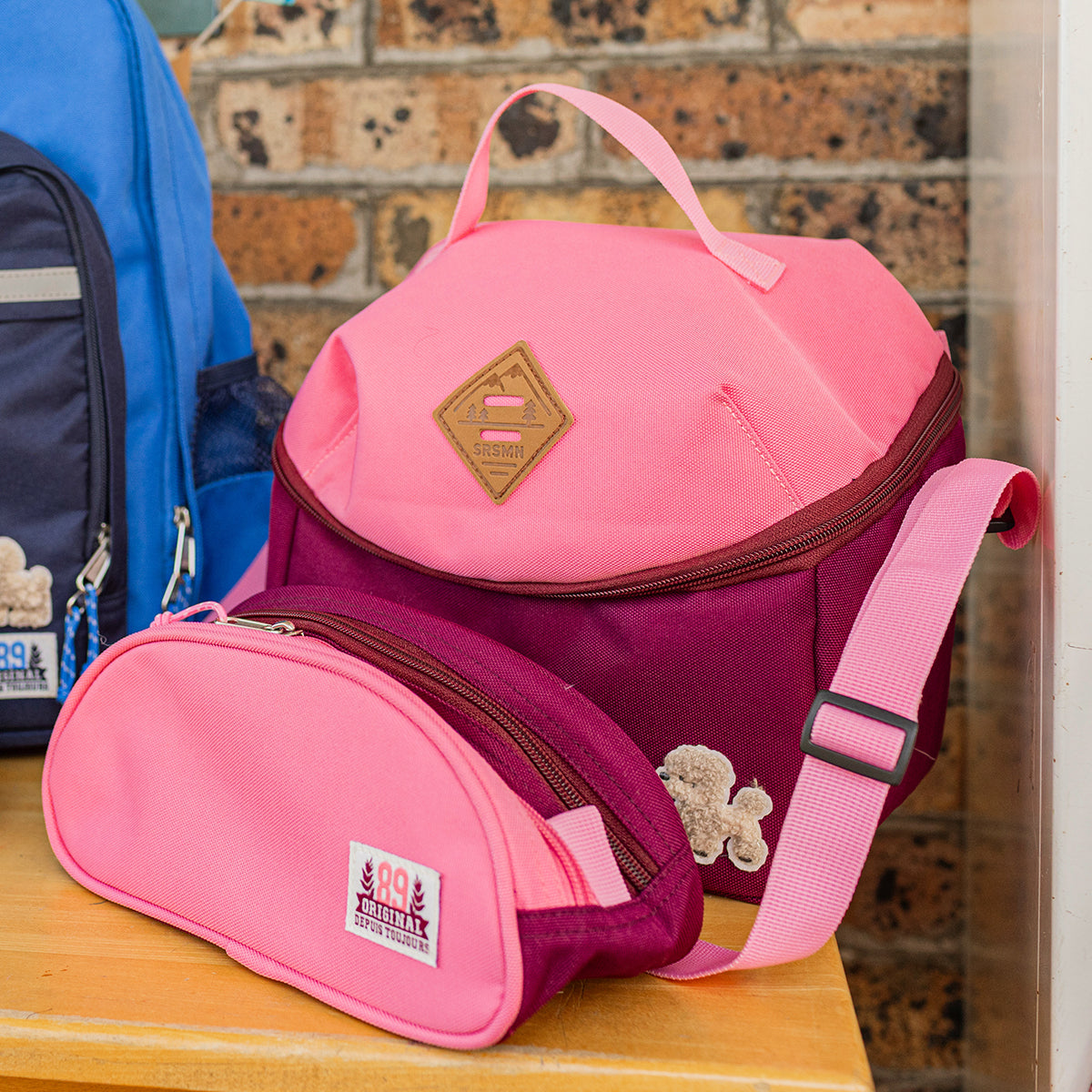 Présentation de l'étui à crayon rose, enfant