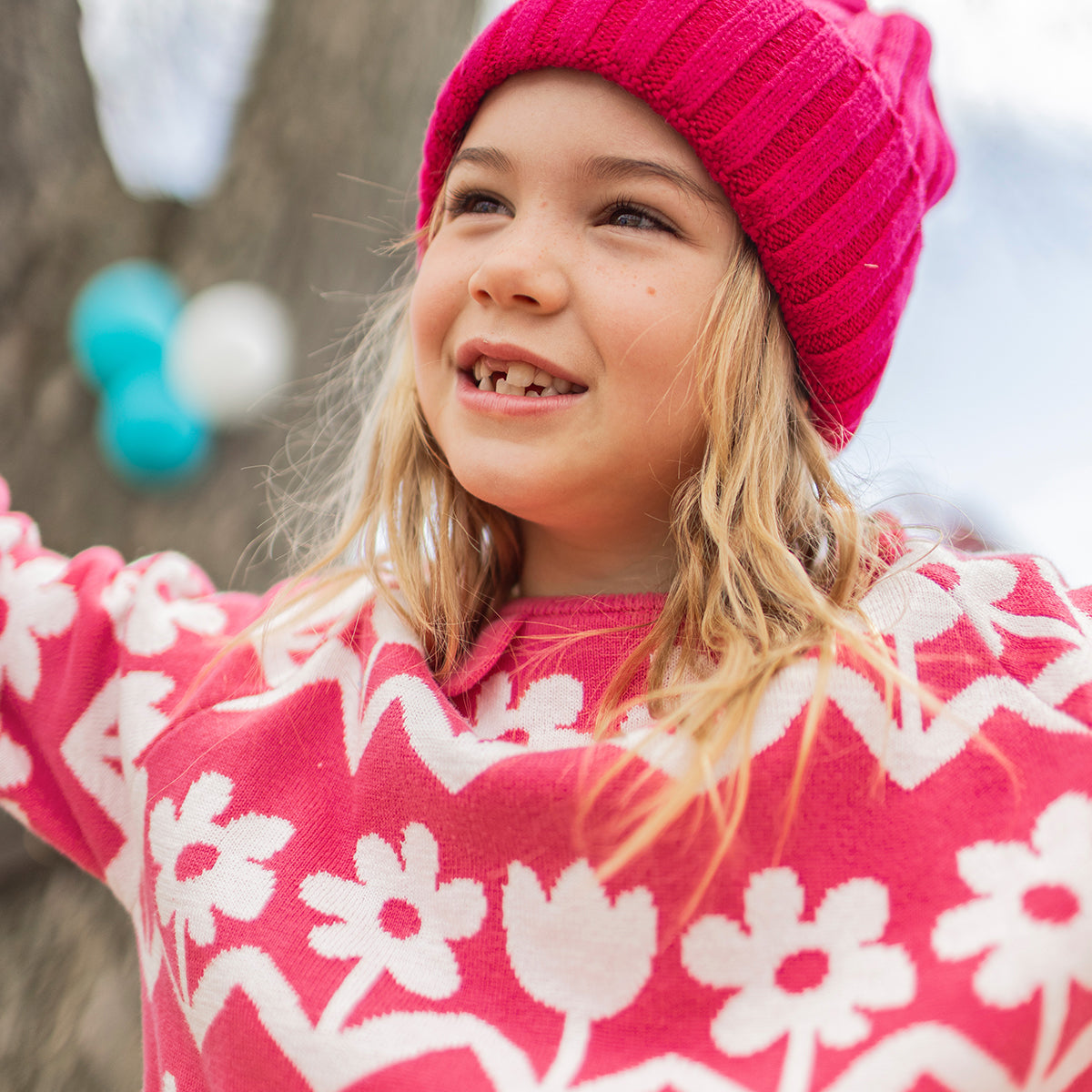 Photo d'un enfant portant le chandail en tricot rose avec motif floral, enfant