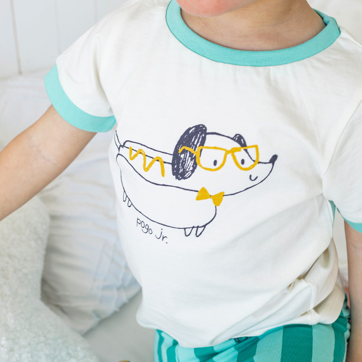 Détail du pyjama deux pièces crème et turquoise avec illustration, bébé