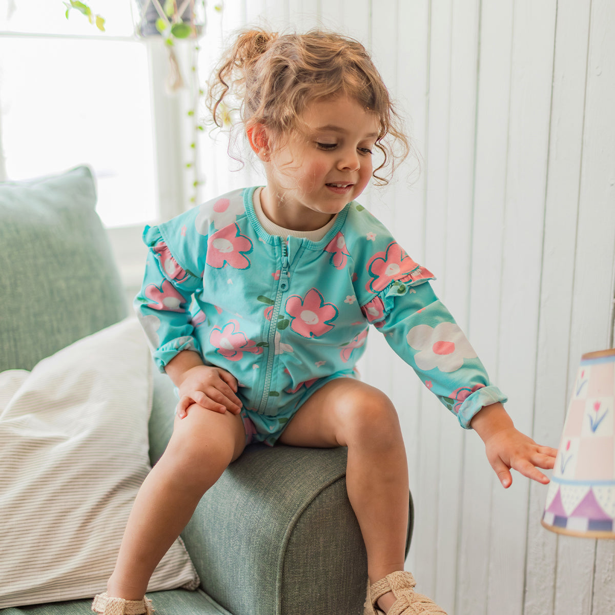 Photo d'un enfant portant la veste bleu aqua à motif floral, bébé
