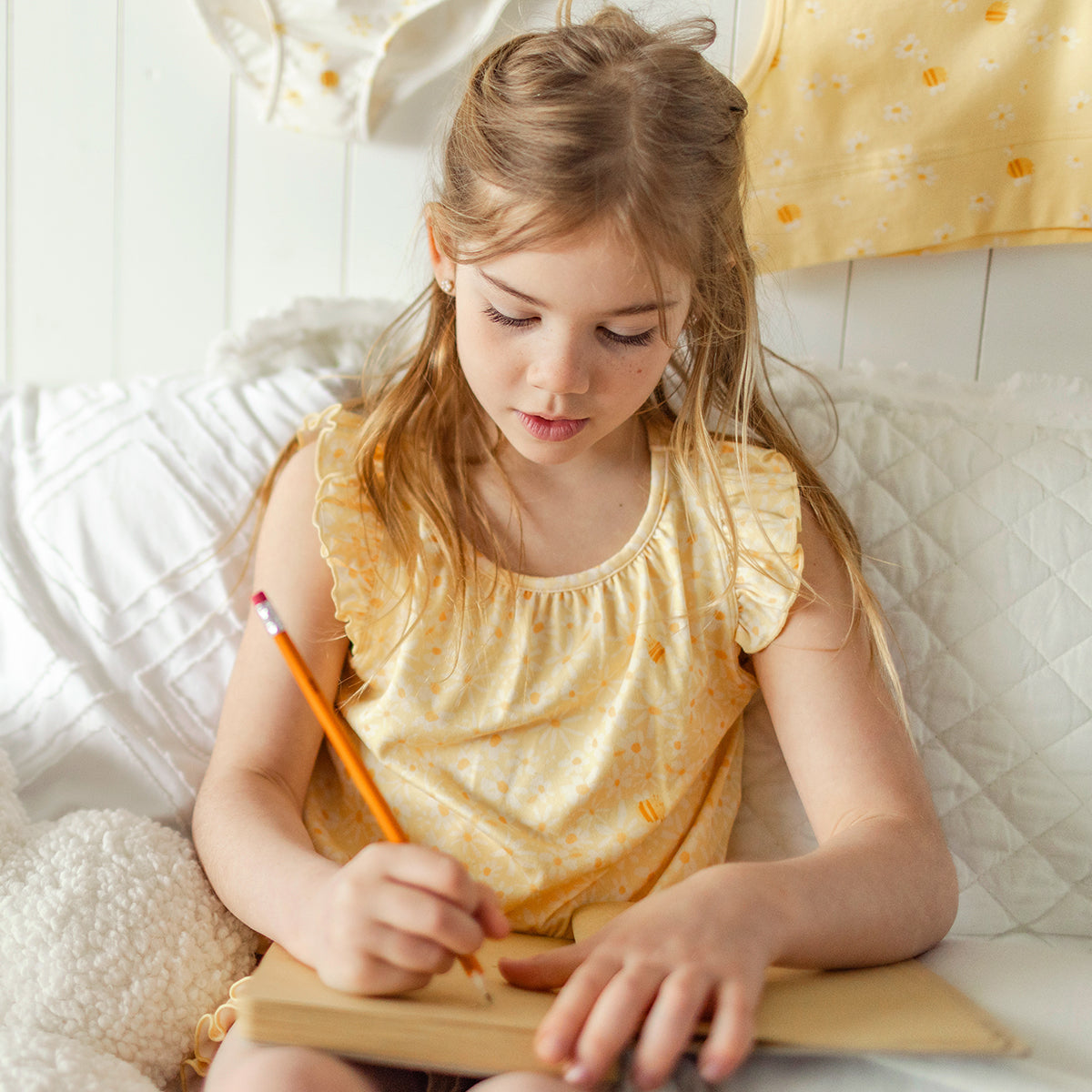 Photo d'un enfant portant le pyjama deux pièces jaune à motif floral, enfant