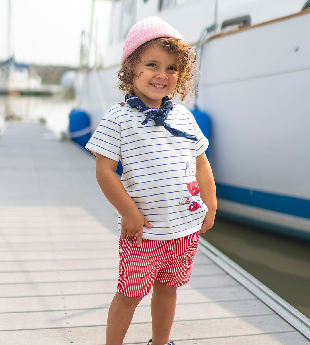 Photo d'un enfant portant le foulard bleu foncé à motifs, enfant