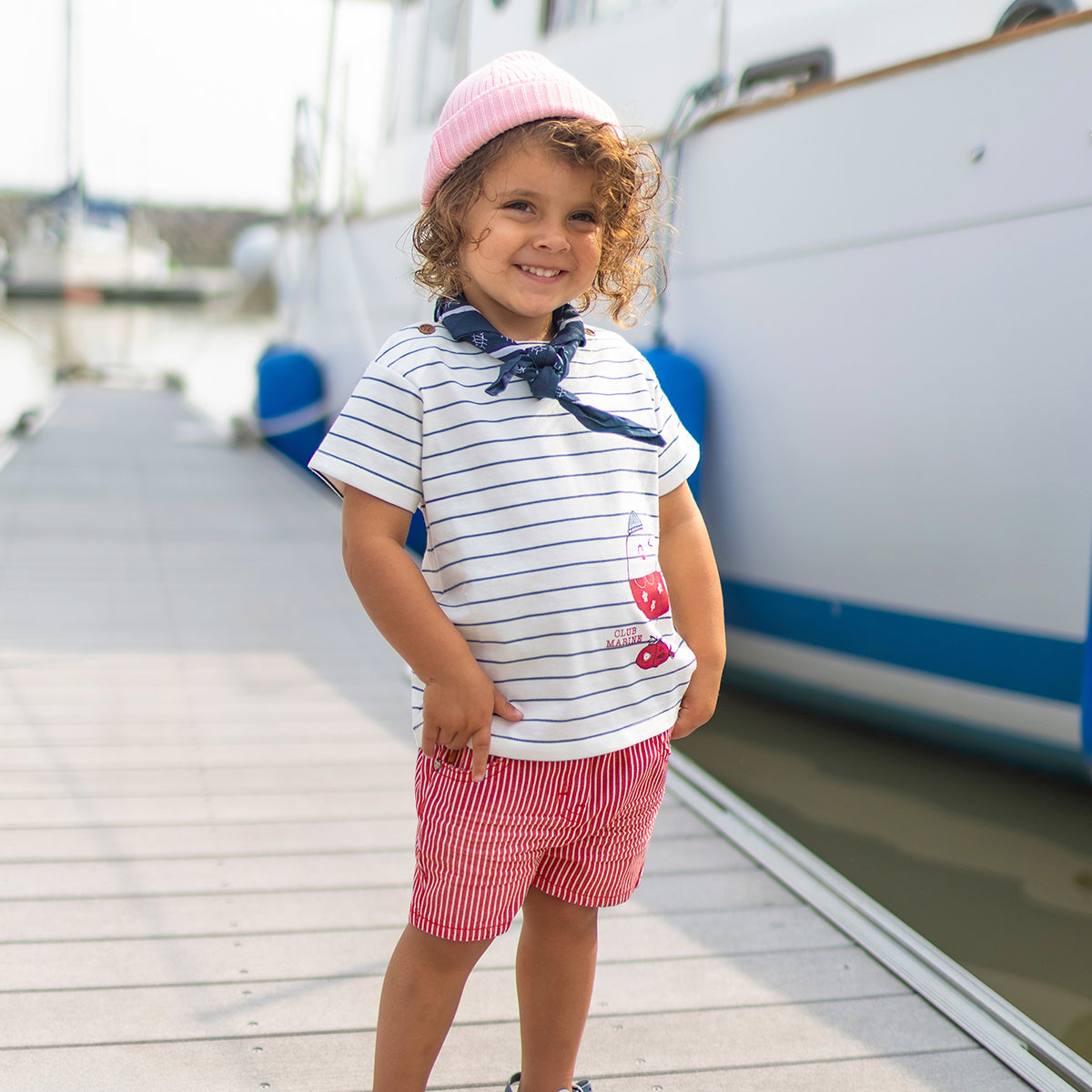 Look du t-shirt crème à rayures et illustration, bébé