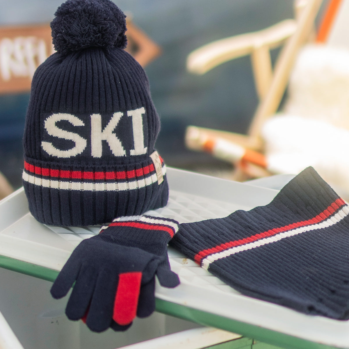 Présentation de la tuque bleu marine en tricot, enfant