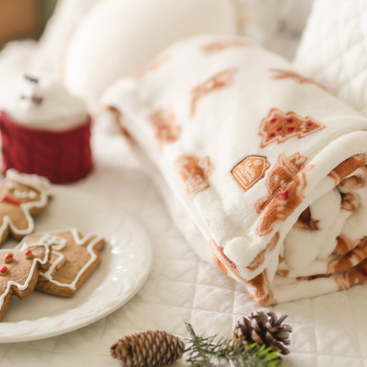 Présentation de la couverture en peluche crème à motifs pain d’épices
