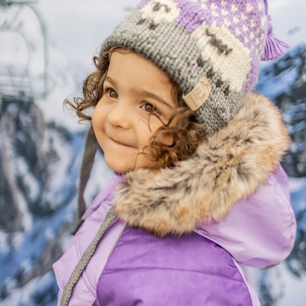 Photo d'un bébé portant l'habit de neige deux pièces mauve, bébé