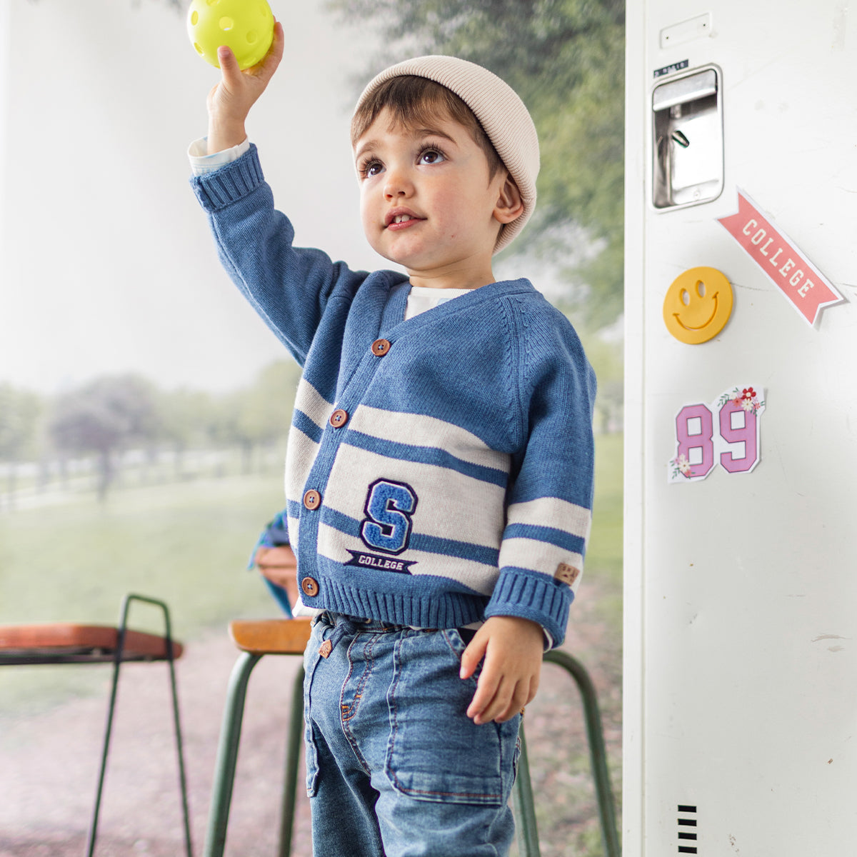 Photo d'un enfant avec le cardigan bleu en tricot avec rayures, bébé