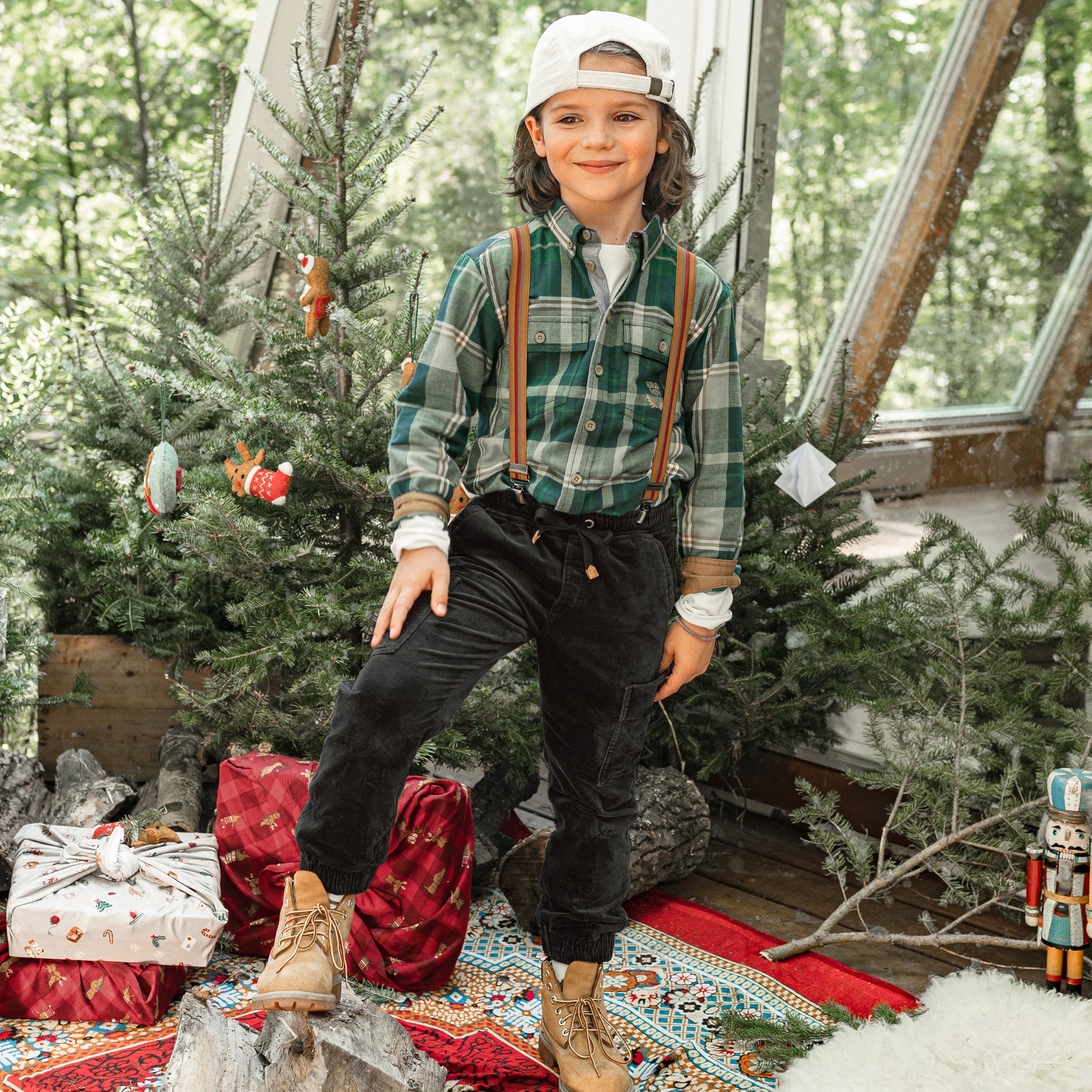 Photo d'un enfant portant les bretelles élastiques brunes avec bandes rouges et vertes, bébé et enfant