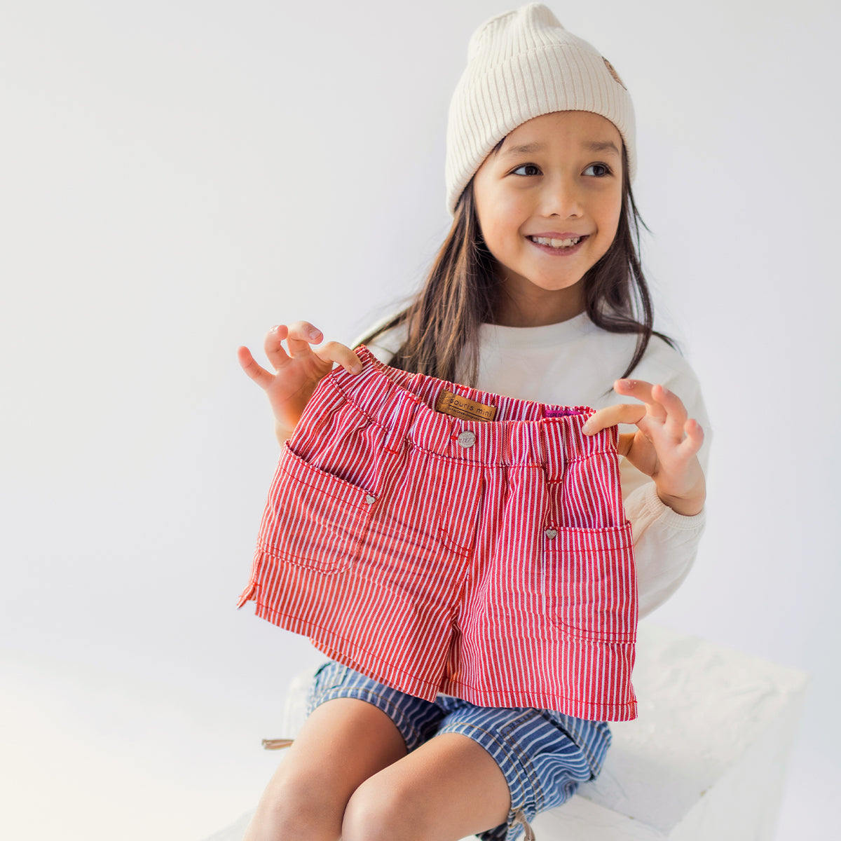 Photo d'un enfant portant le short rouge et blanc en denim à rayures, enfant
