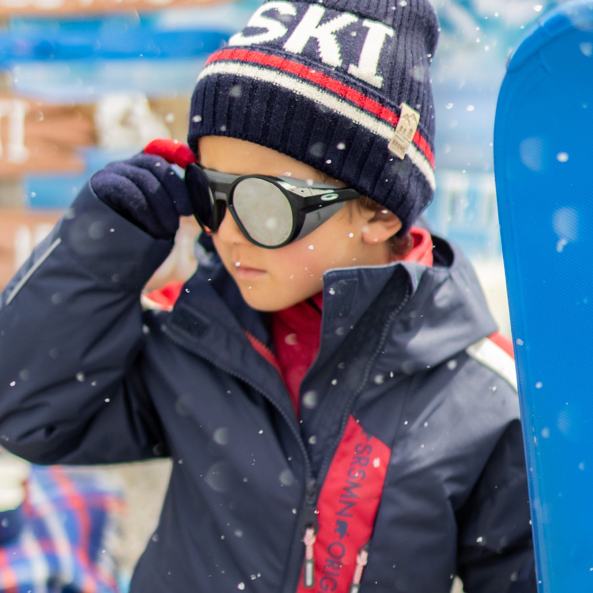 Photo d'un enfant portant l'habit de neige 3 en 1 bleu denim et rouge, enfant