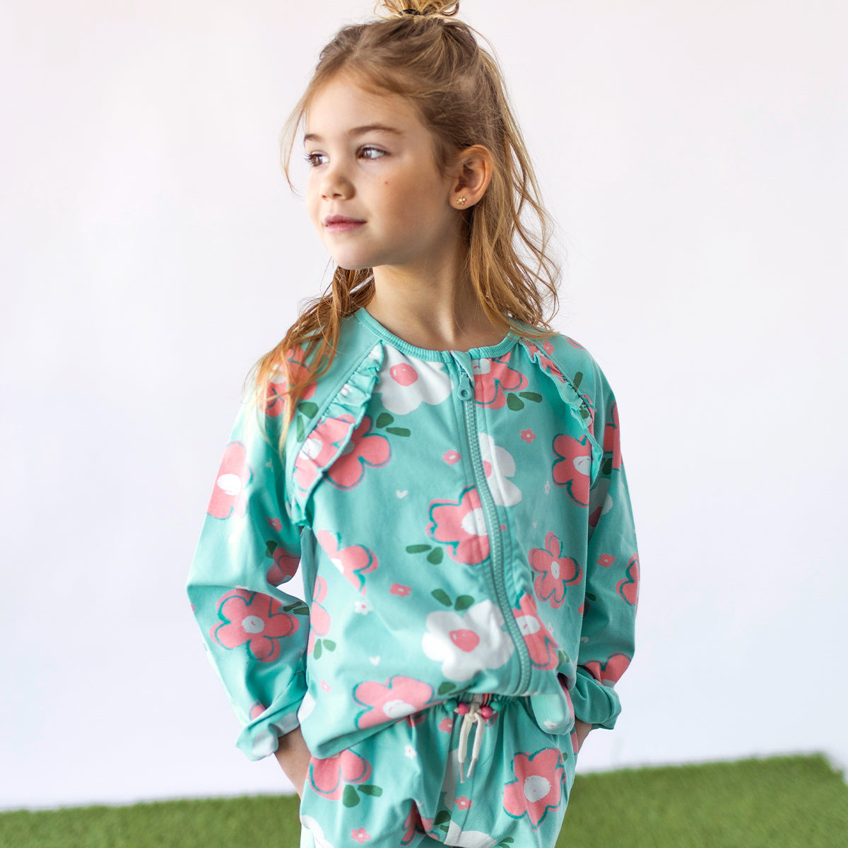 Look de la veste bleu aqua à motif floral, enfant
