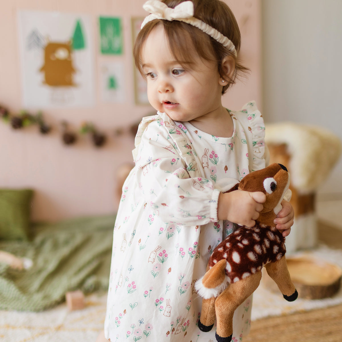 Photo d'un bébé portant la robe crème à motifs, naissance