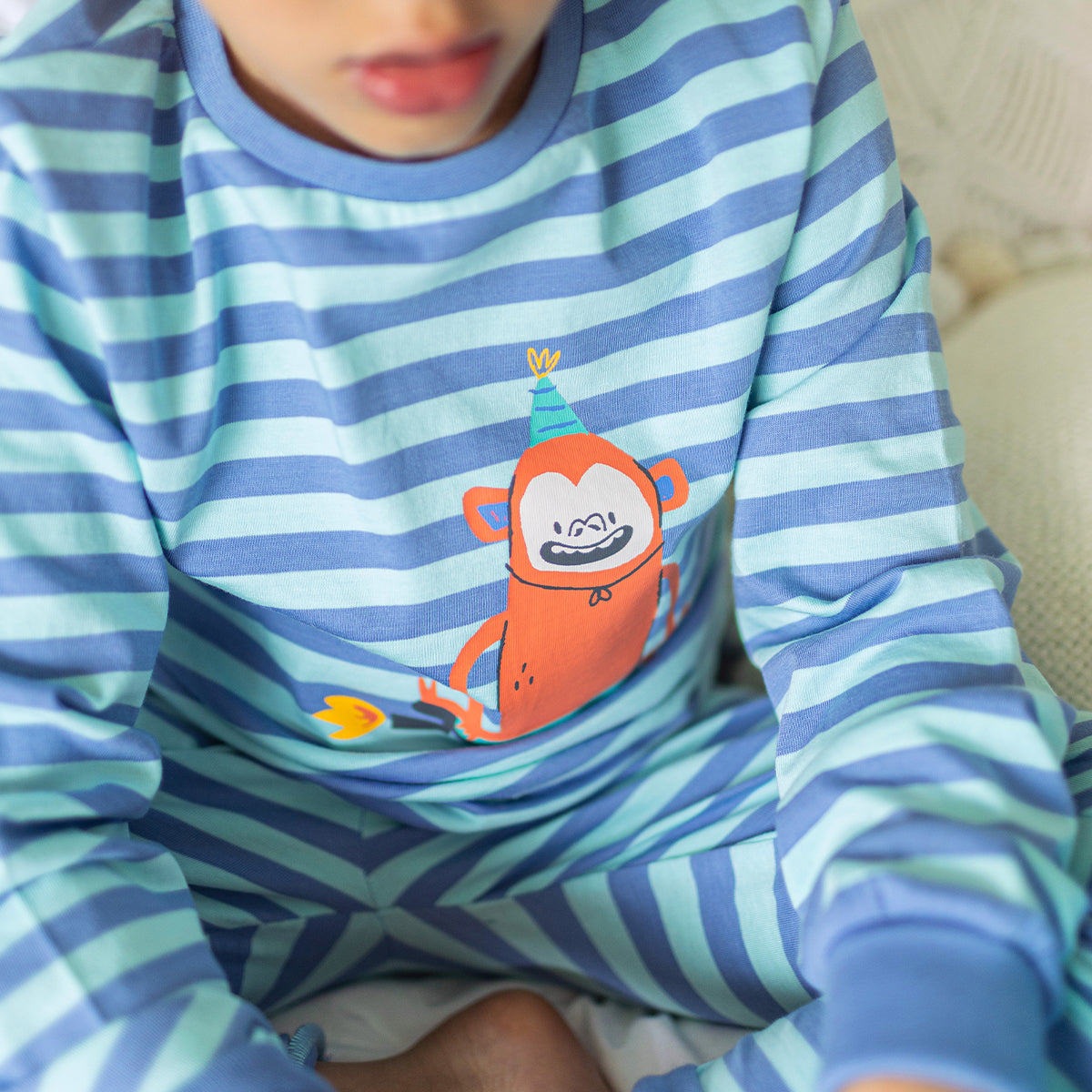 Photo d'un enfant portant le pyjama deux pièces bleu à rayures, enfant