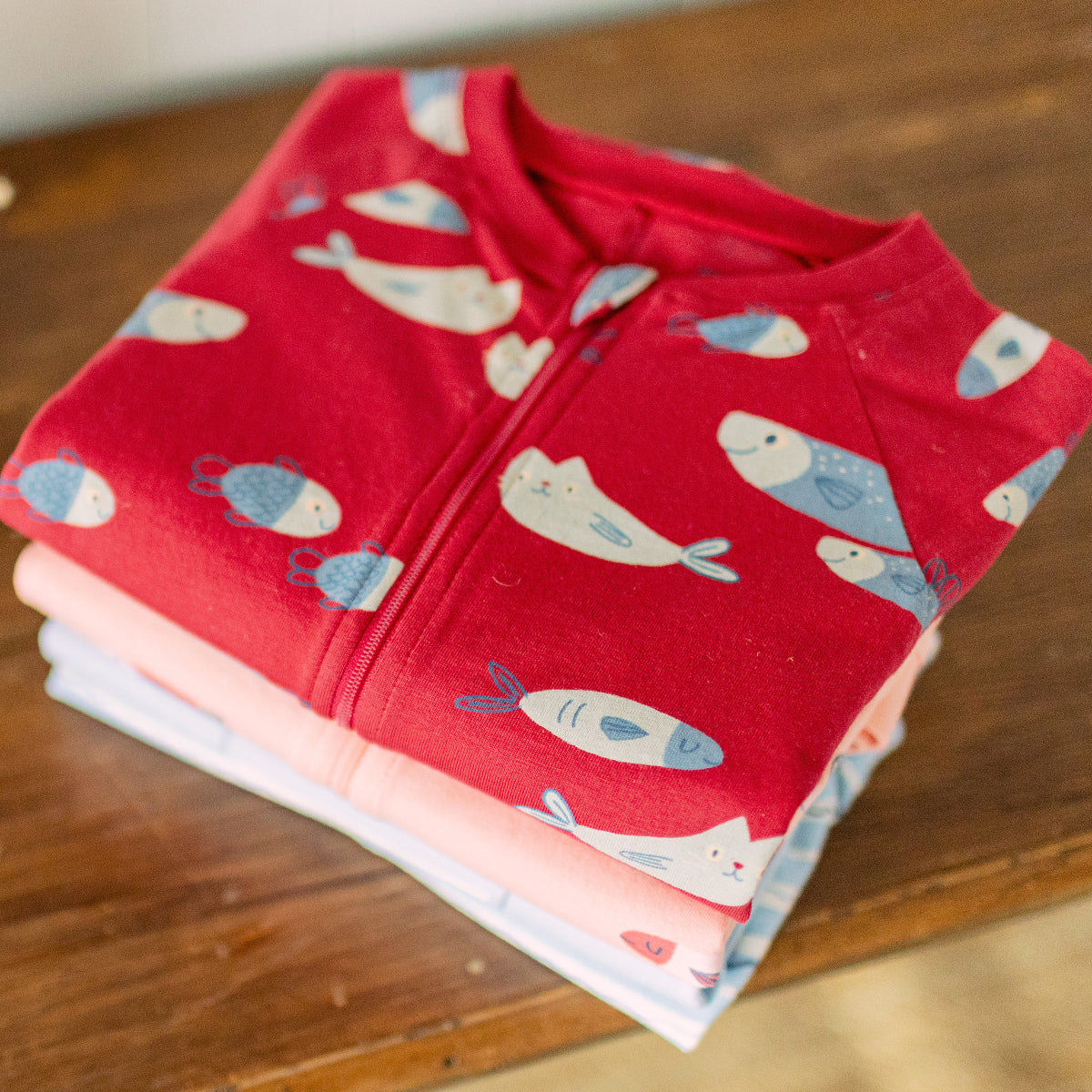 Présentation du pyjama une-pièce rouge à motifs, enfant