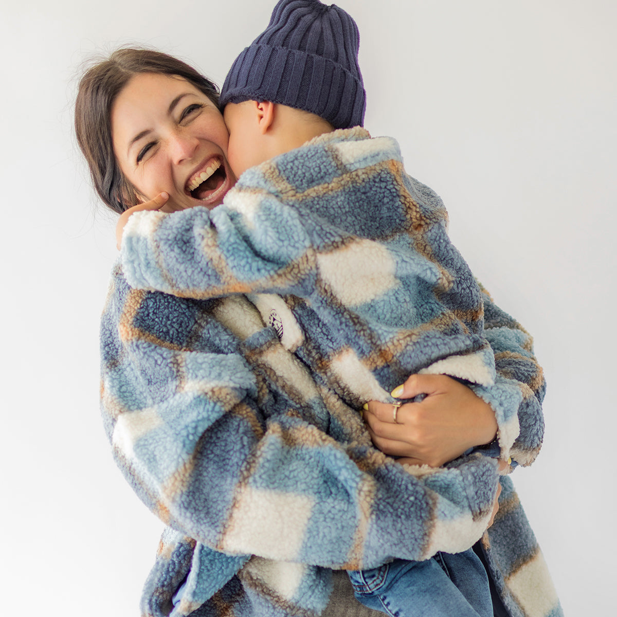Photo d'un adulte portant la surchemise bleue à carreaux, adulte