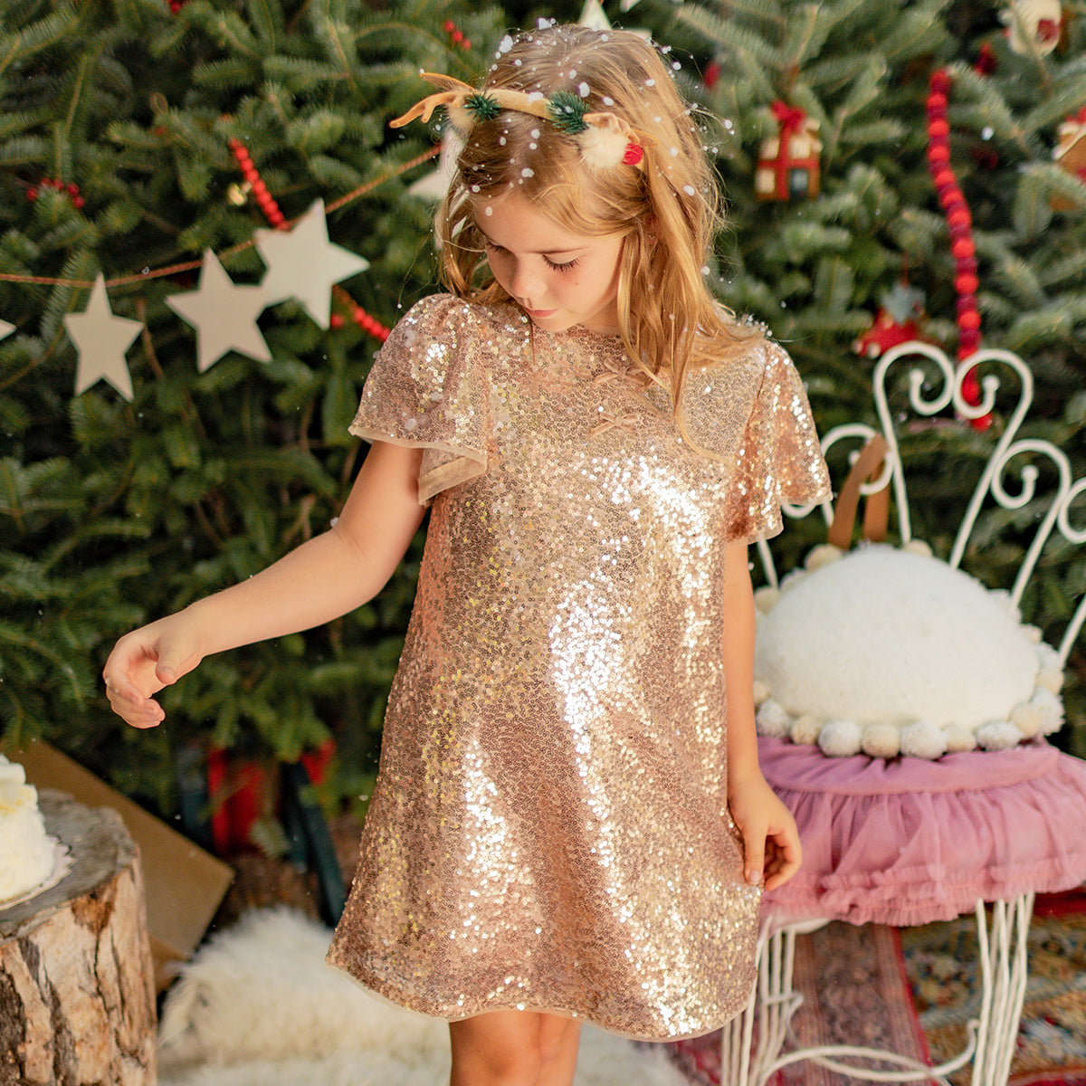 Photo d'un enfant portant la robe dorée à paillettes, enfant