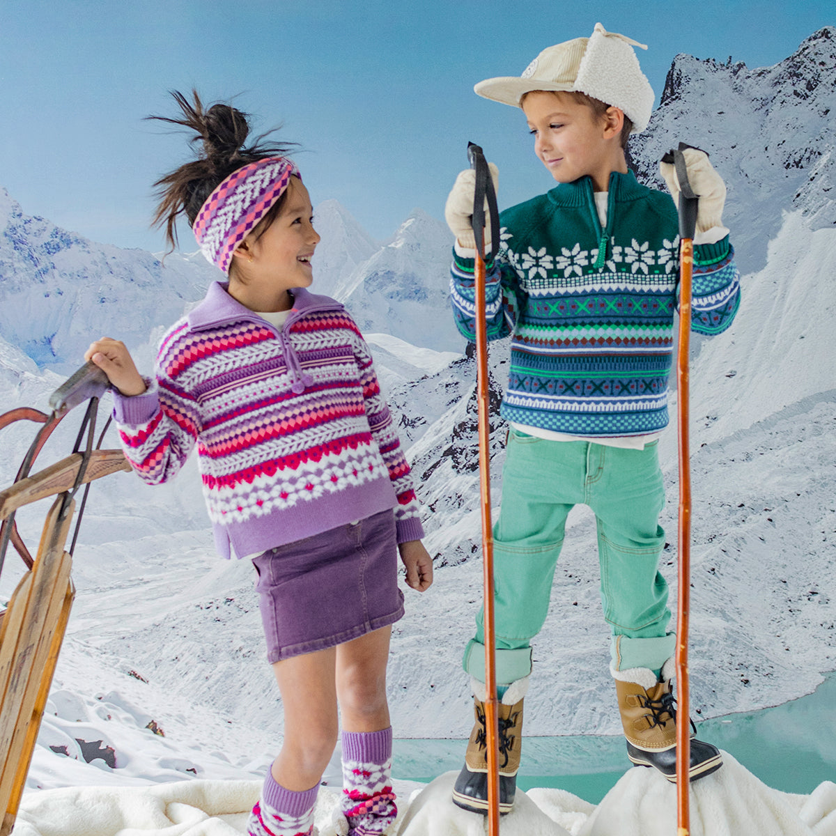 Photo d'un enfant portant le jean turquoise coupe régulière, enfant