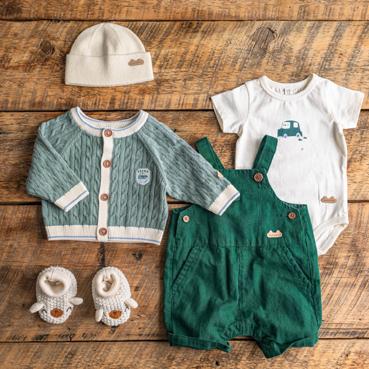 Look du cache-couche crème avec voiture, naissance