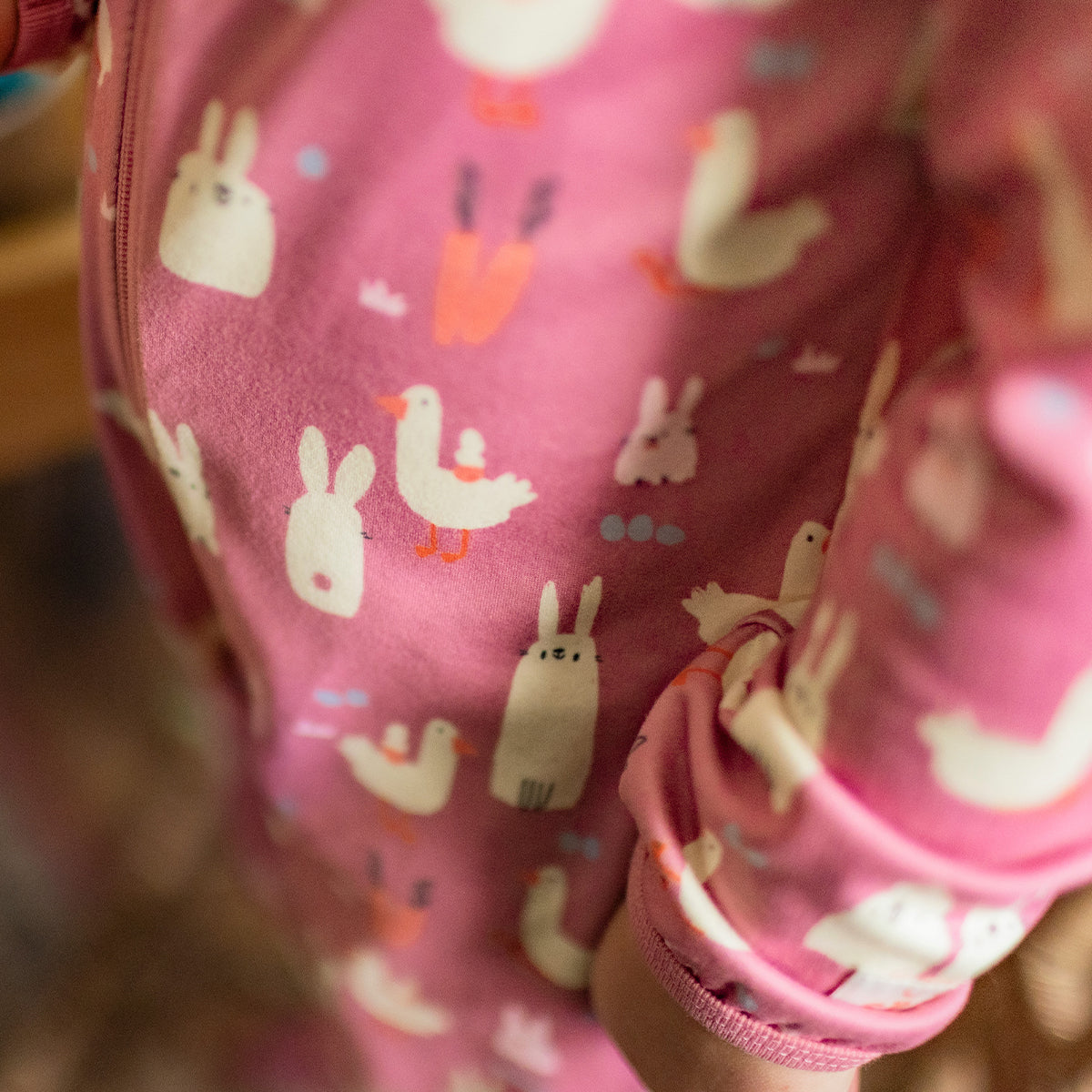 Détail du pyjama une pièce rose à motifs de Pâques, bébé