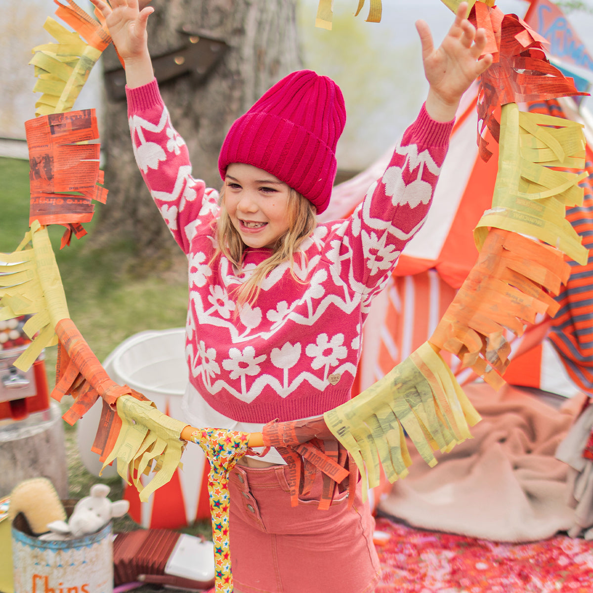 Photo d'un enfant portant le chandail en tricot rose avec motif floral, enfant