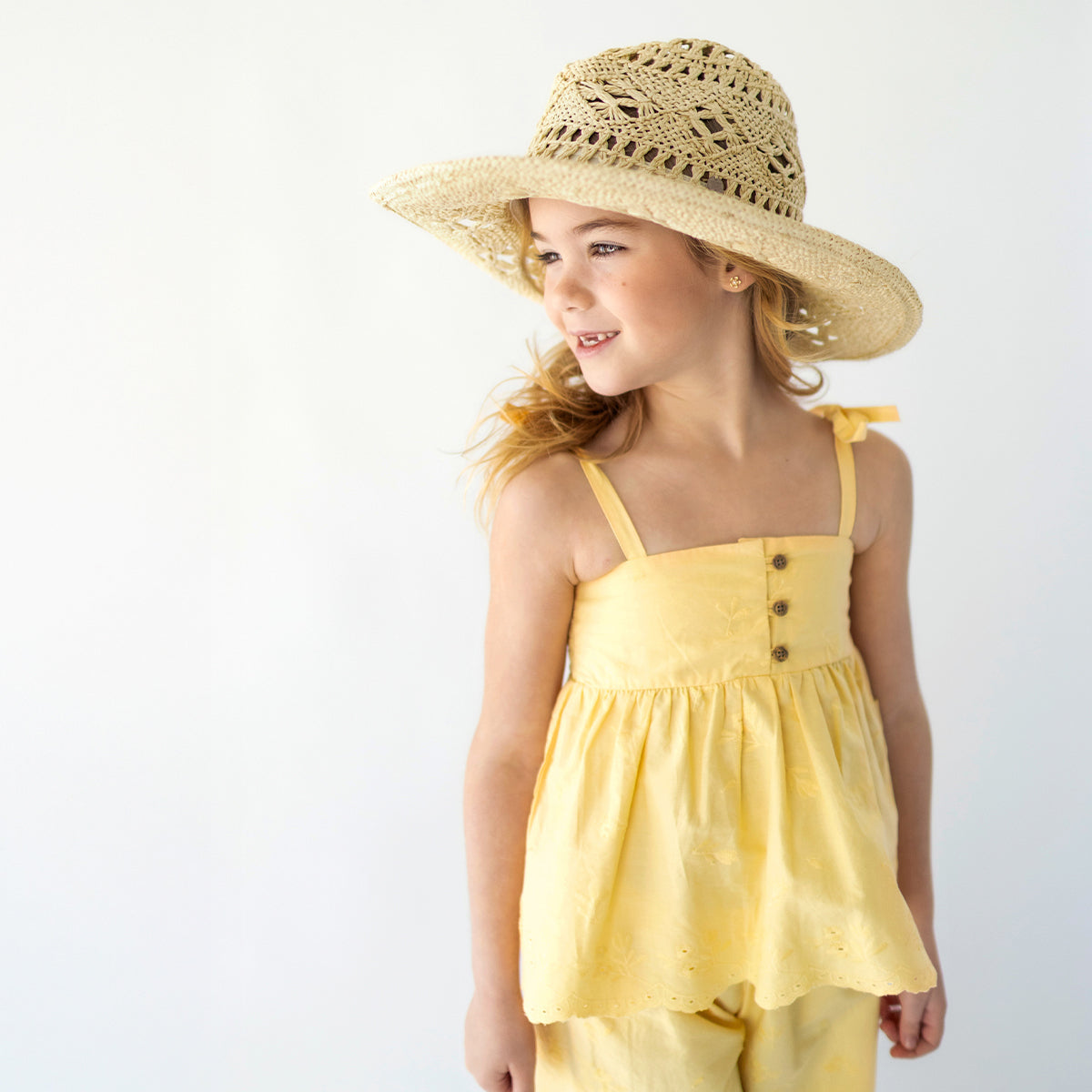 Photo d'un enfant portant le chapeau de cowboy en paille ajourée, enfant