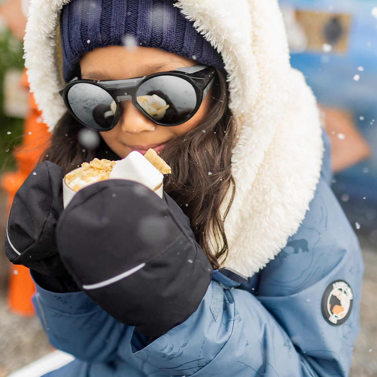 Photo d'un enfant portant les mitaines noires en nylon, enfant
