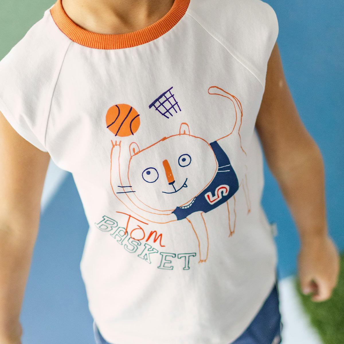 Photo d'un enfant portant le t-shirt sans manches crème avec illustration, enfant