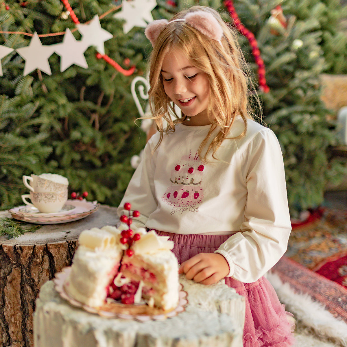 Photo d'un enfant portant le t-shirt crème avec illustration, enfant