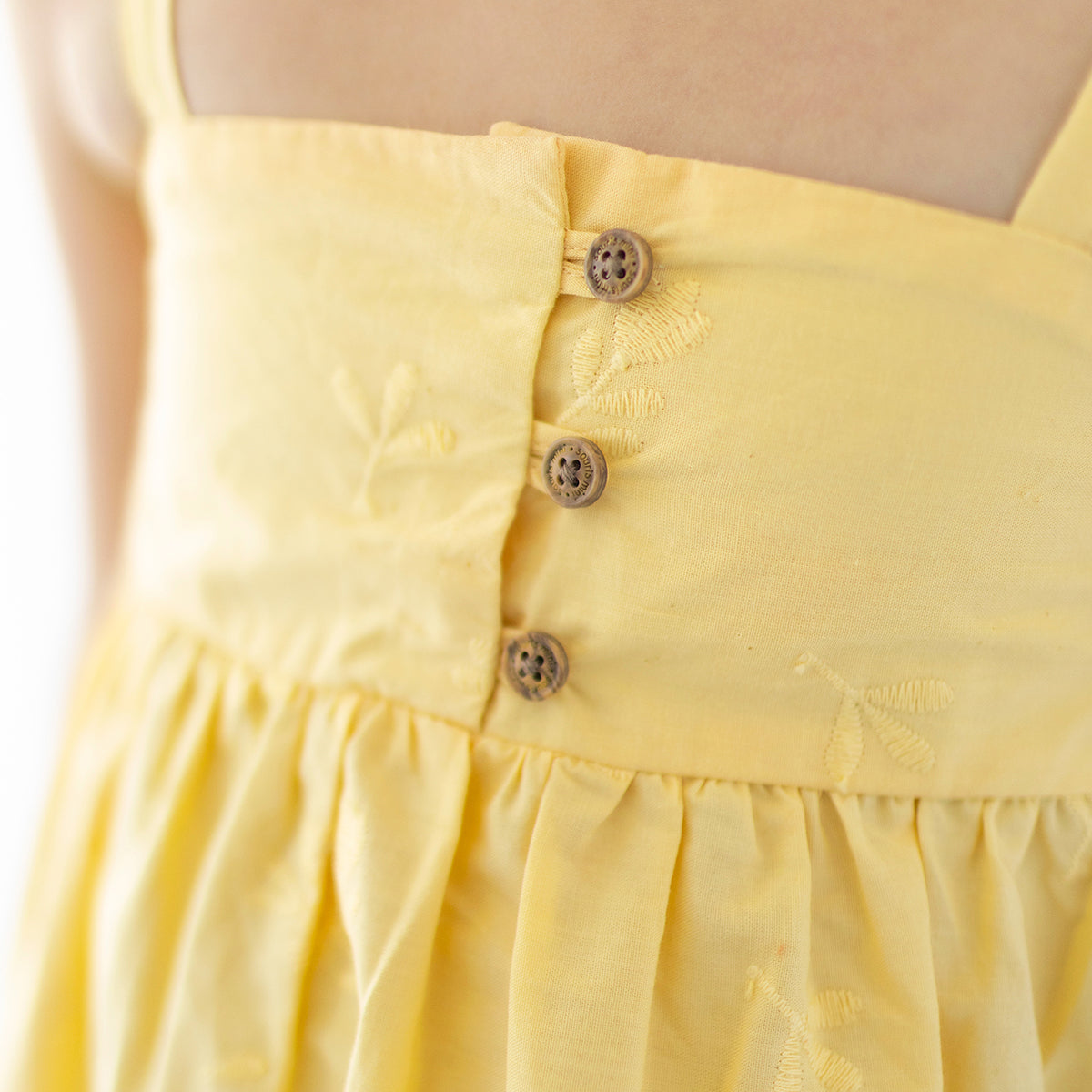 Détails de la camisole jaune à broderies, enfant