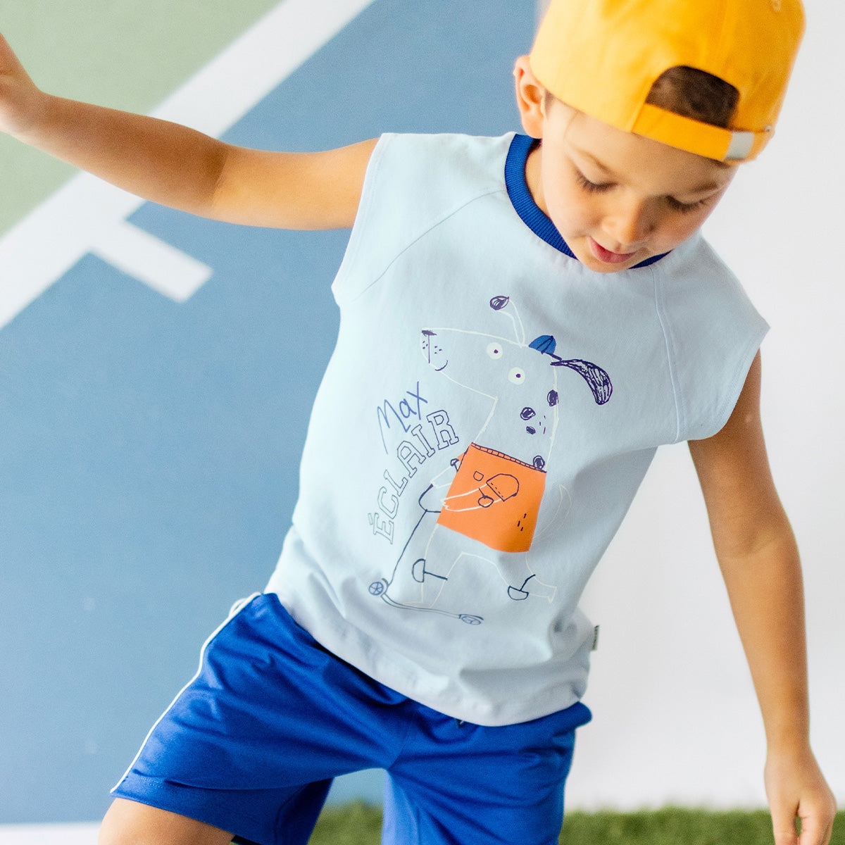 Photo d'un enfant portant le t-shirt sans manches bleu avec illustration, enfant