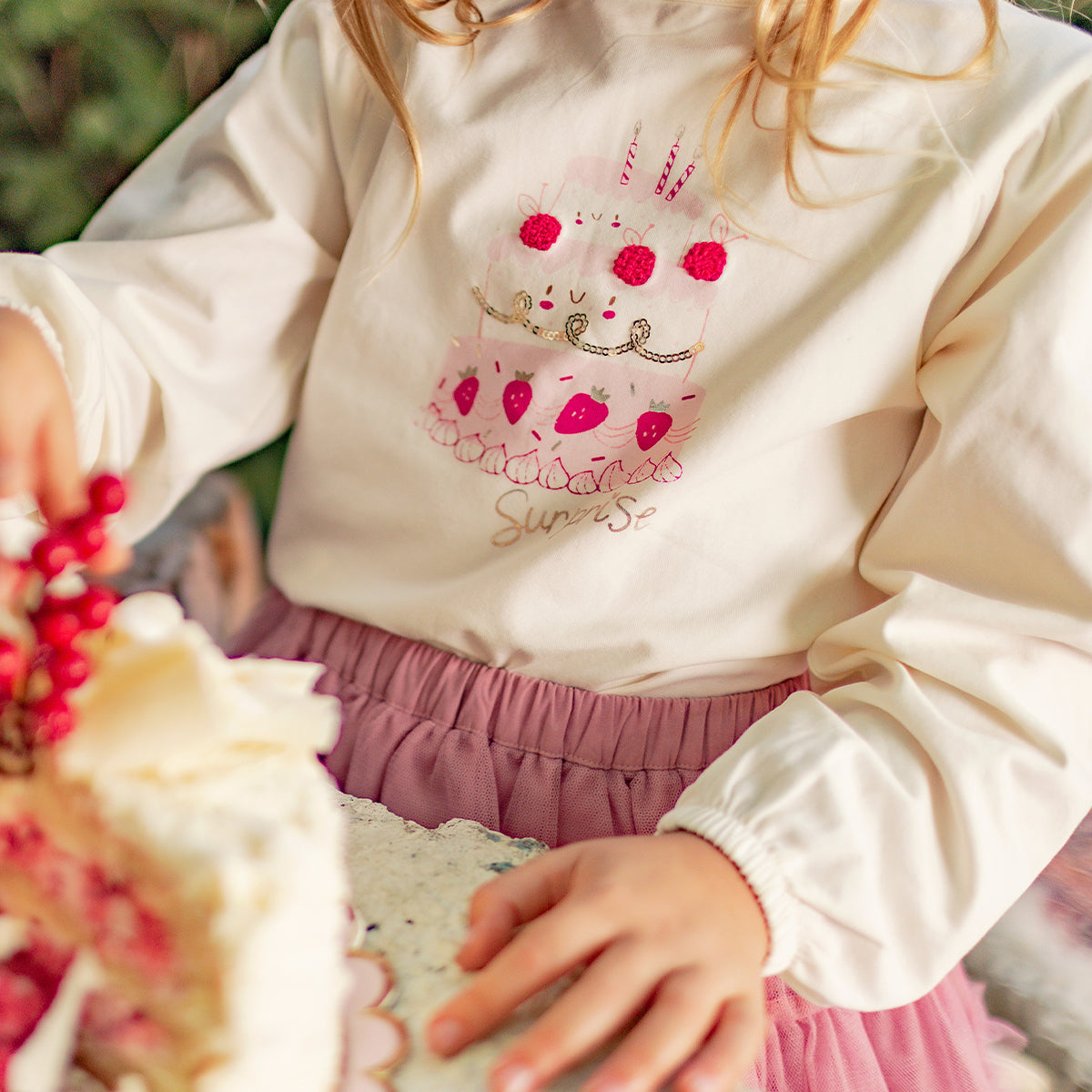Zoom d'un enfant portant le t-shirt crème avec illustration, enfant