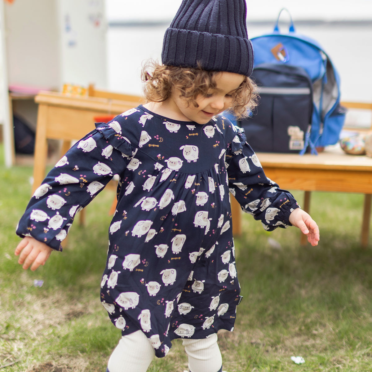 Photo d'un enfant portant la robe bleu marine à motifs, bébé
