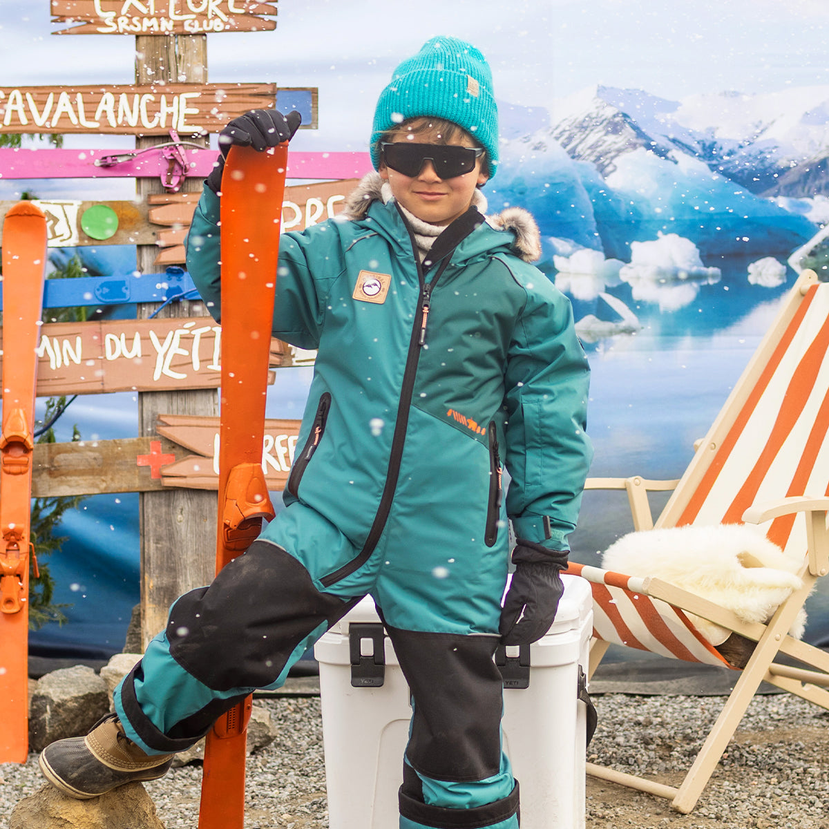 Photo d'un enfant portant les gants noirs en nylon, enfant