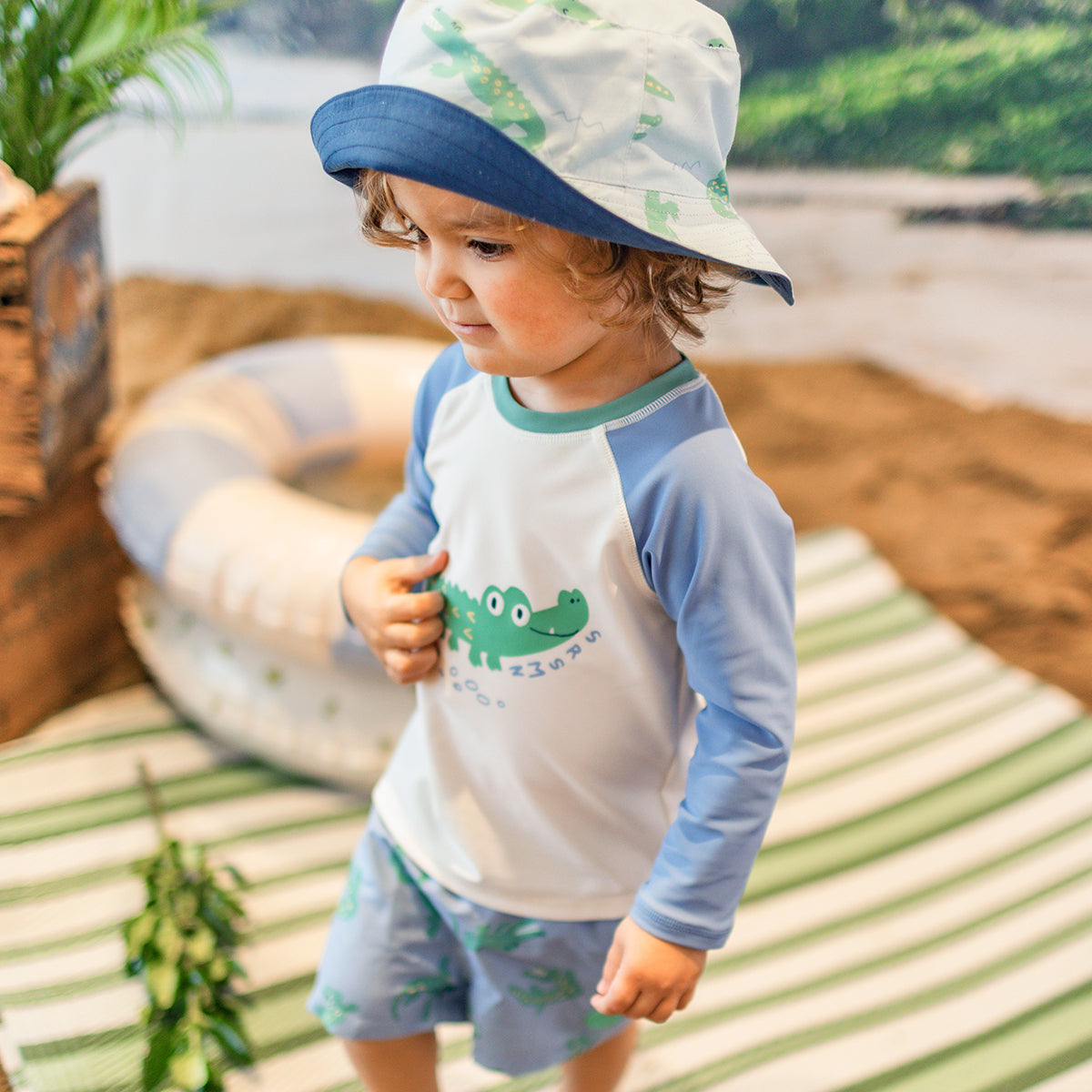 Chandail de bain bleu et crème avec crocodile, bébé