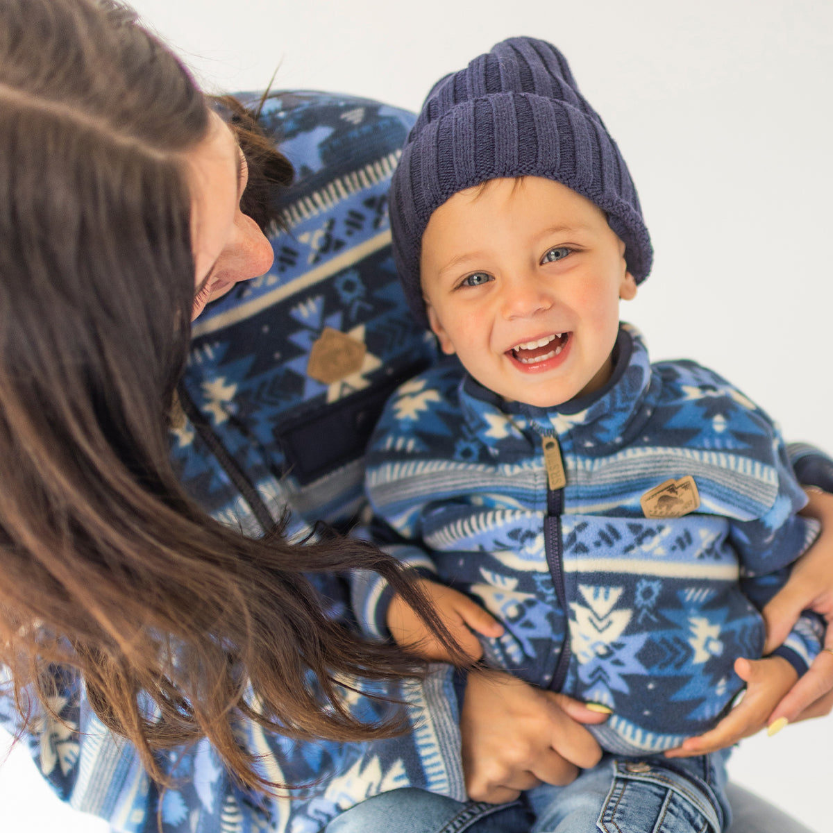 Photo d'un bébé portant le chandail rose en laine mérinos avec motifs jacquard, enfant