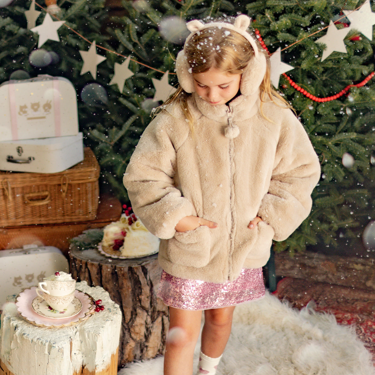 Photo d'un enfant portant le manteau réversible en fausse fourrure, enfant