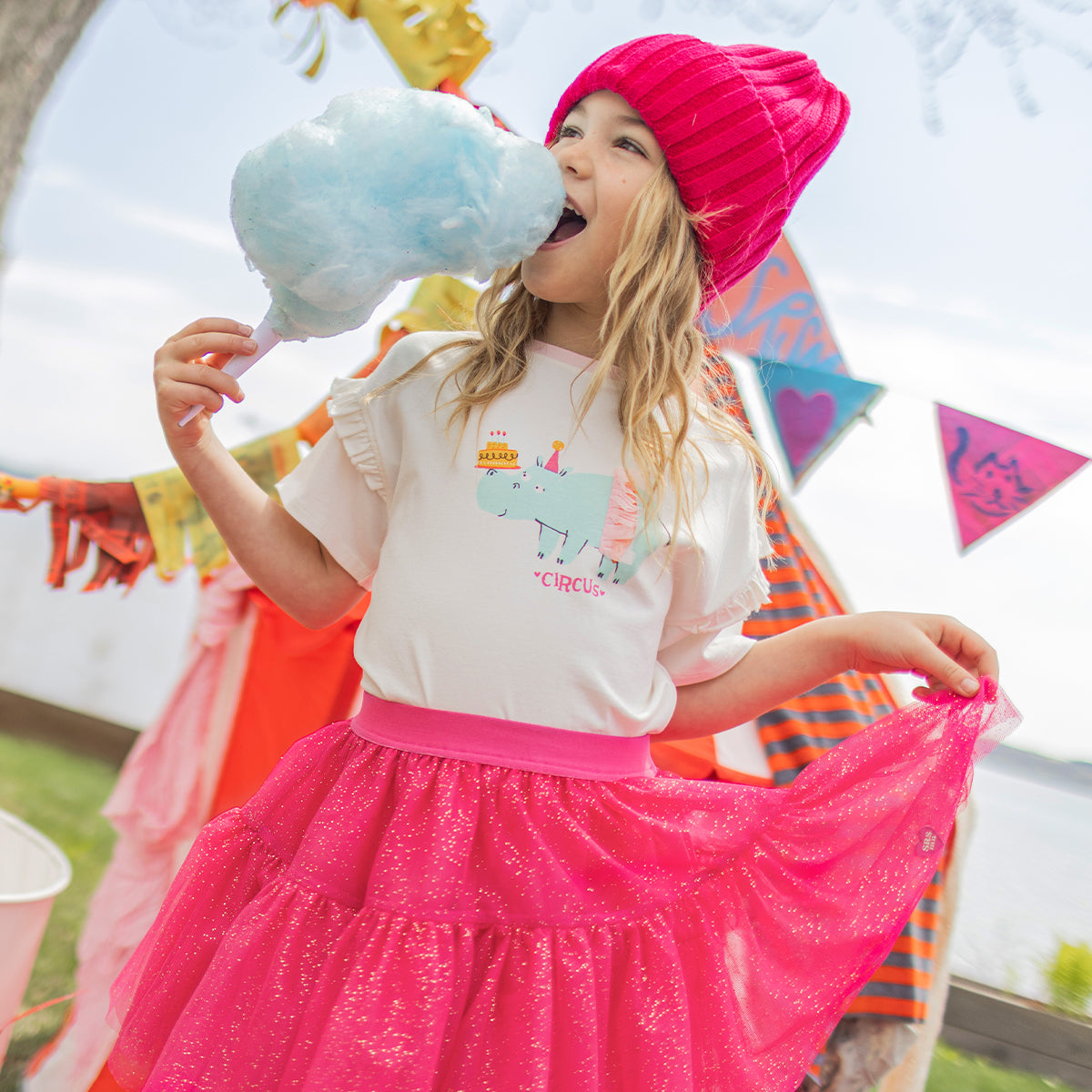 Photo d'un enfant portant la jupe tutu rose en tulle souple, enfant
