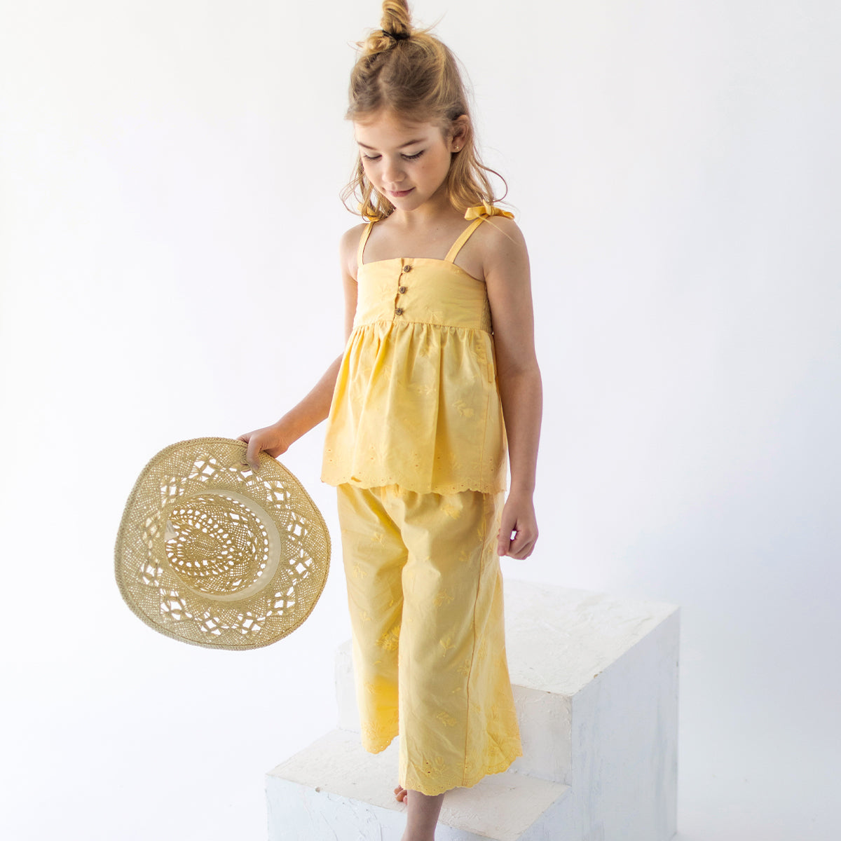 Look de la camisole jaune à broderies, enfant