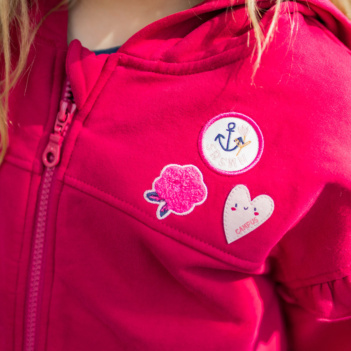 Photo d'un enfant portant la veste fuchsia à capuchon, enfant