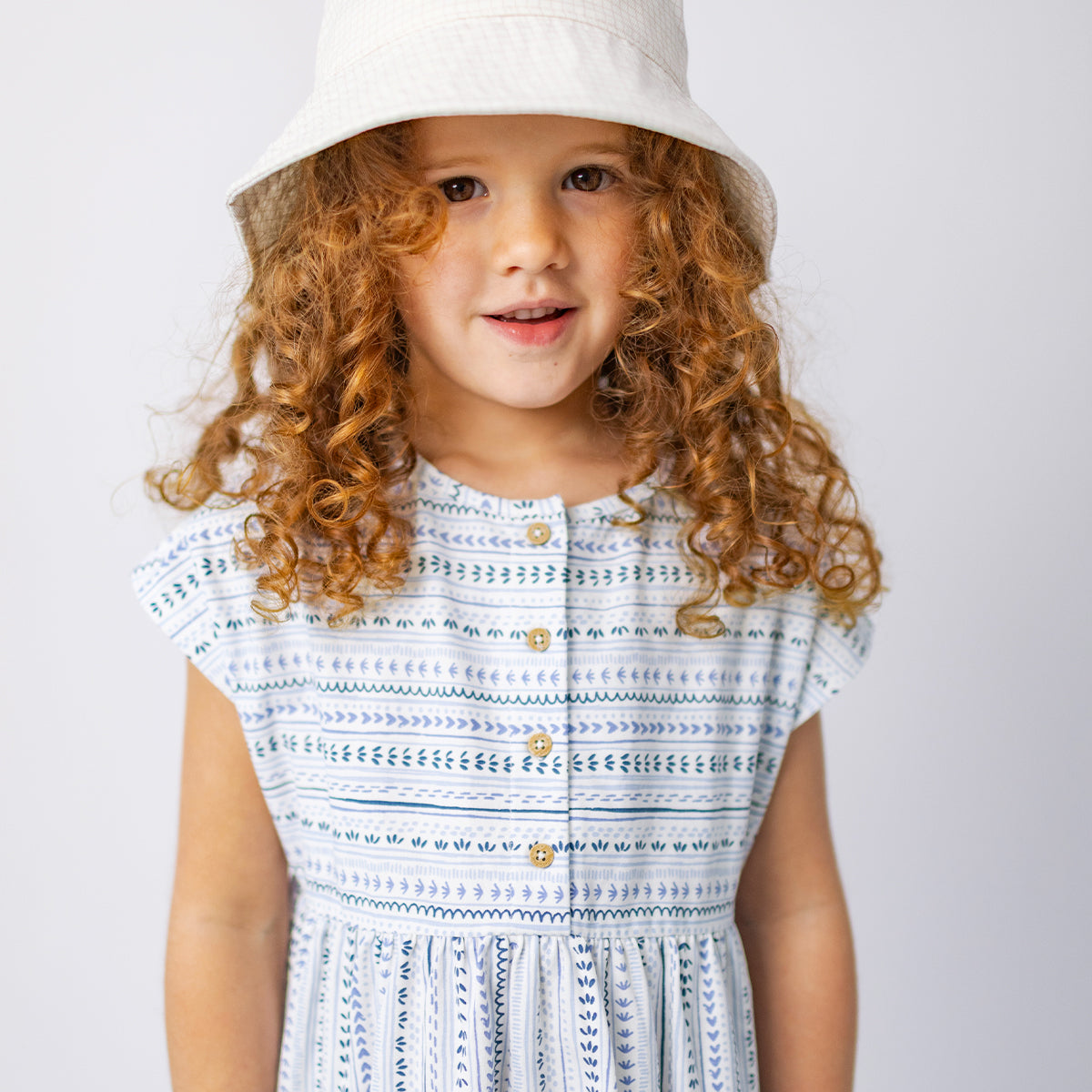 Robe blanche et bleue à motifs, enfant