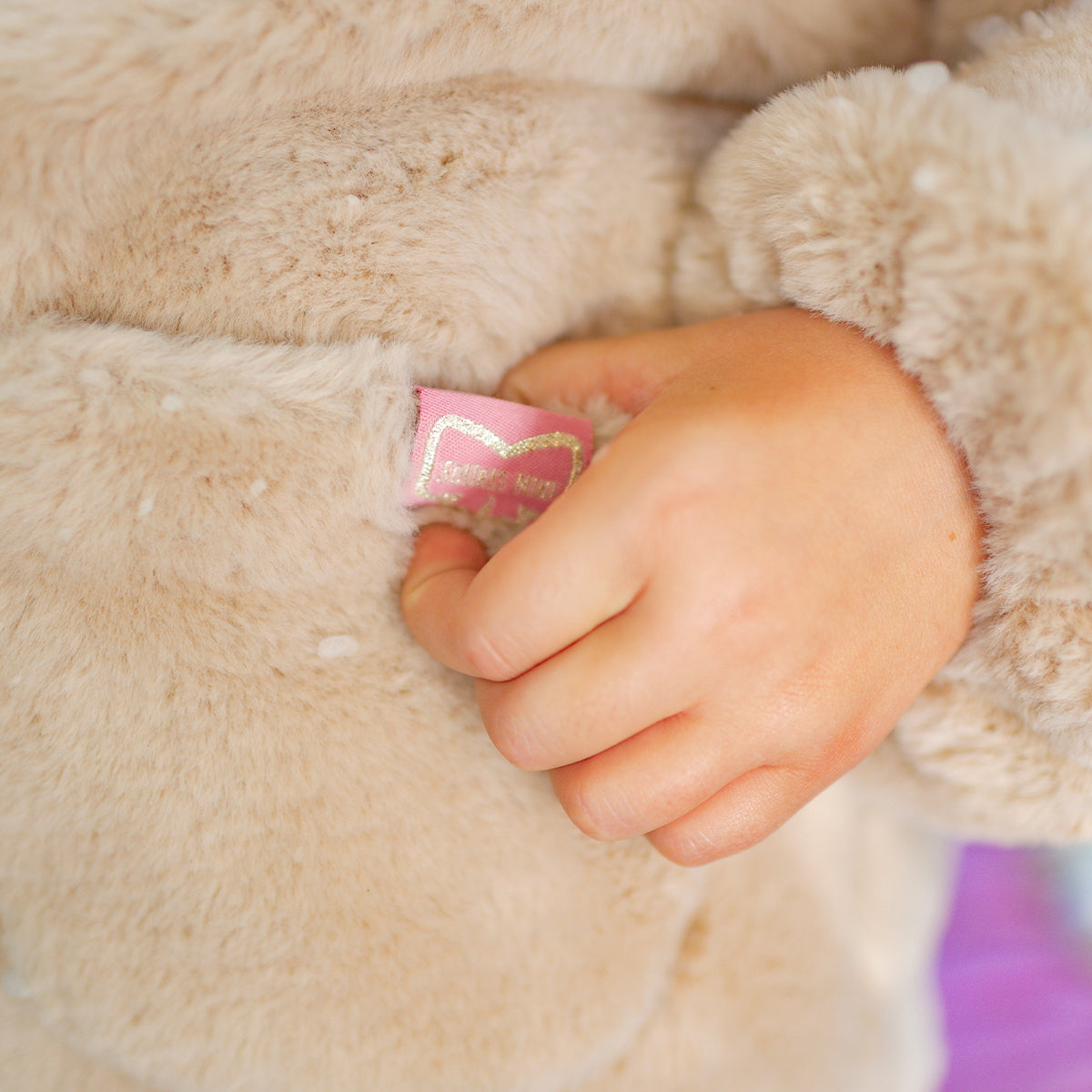 Zoom d'un enfant portant le manteau réversible en fausse fourrure, enfant