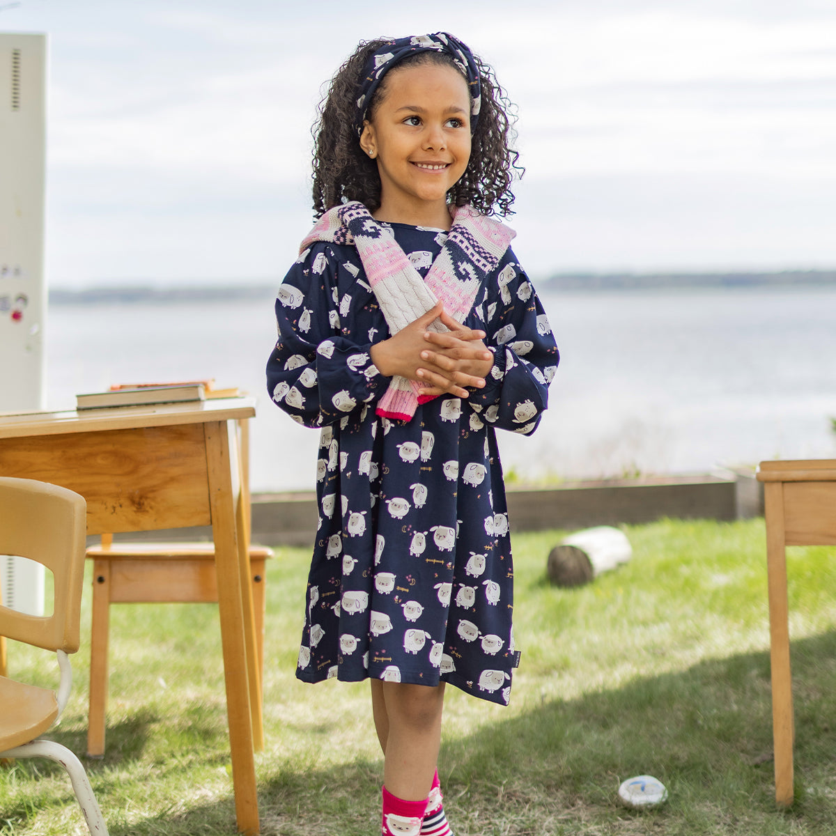 Photo d'un enfant portant la robe bleu marine à motifs, enfant