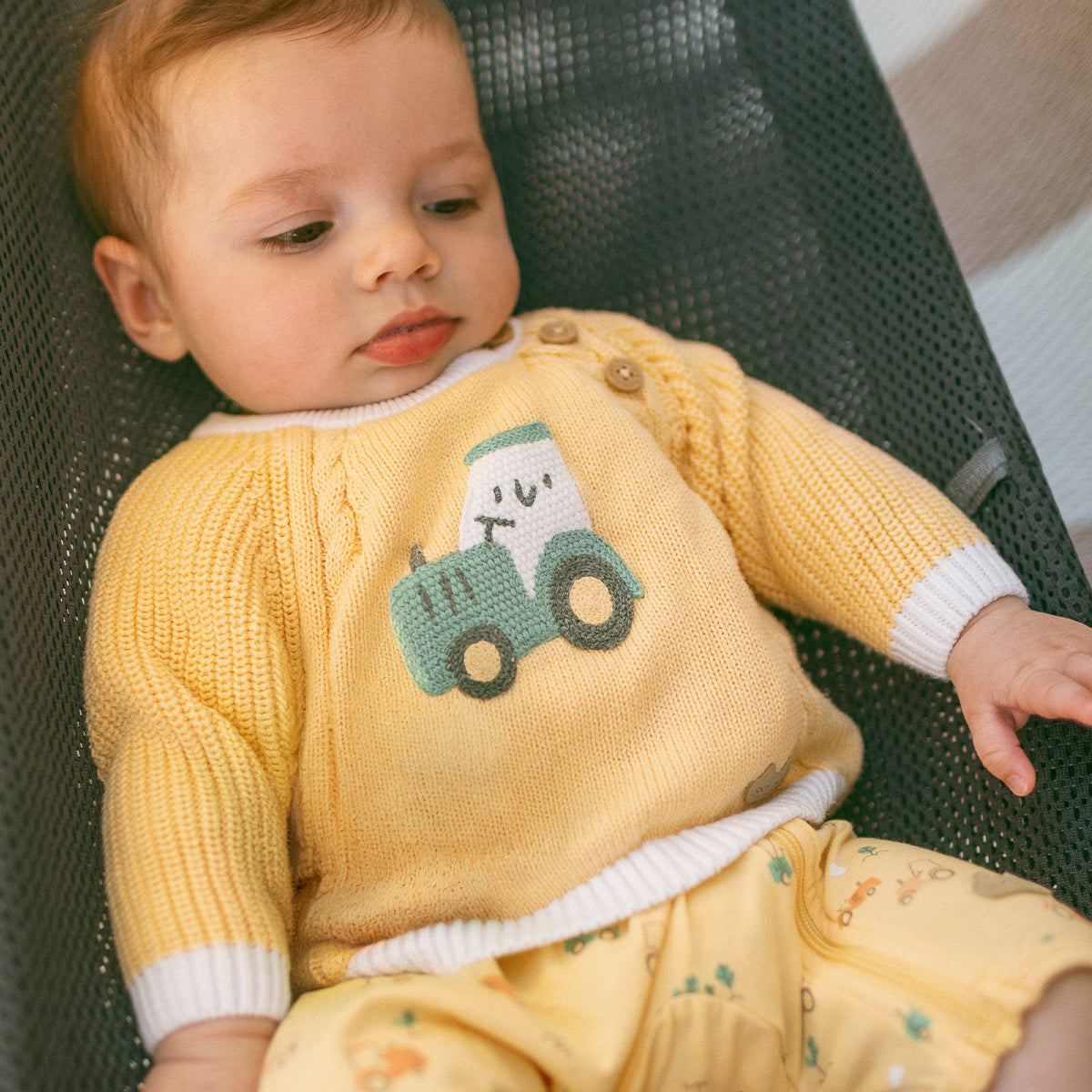 Chandail jaune en tricot avec tracteur, naissance