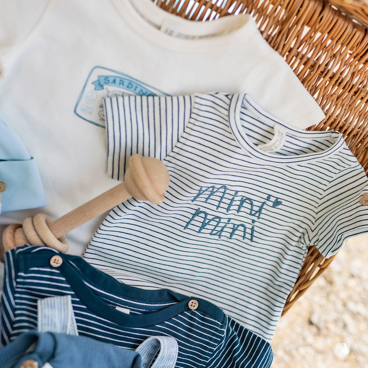 Cache-couche bleu et crème à rayures, naissance