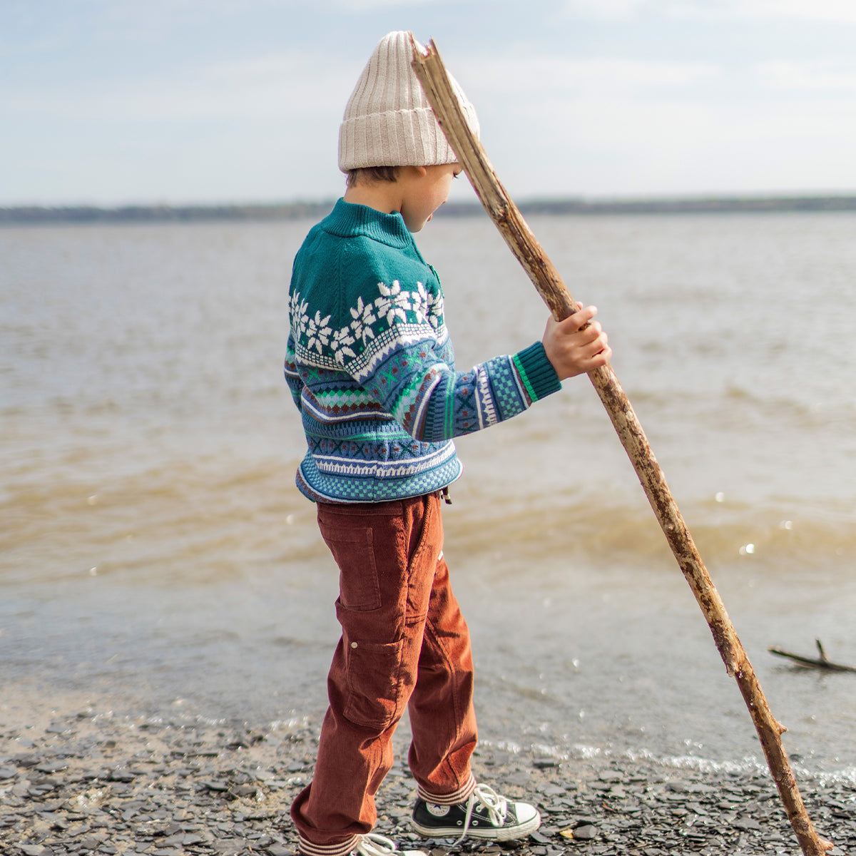 Photo d'un enfant portant le pantalon brun en velours côtelé, enfant