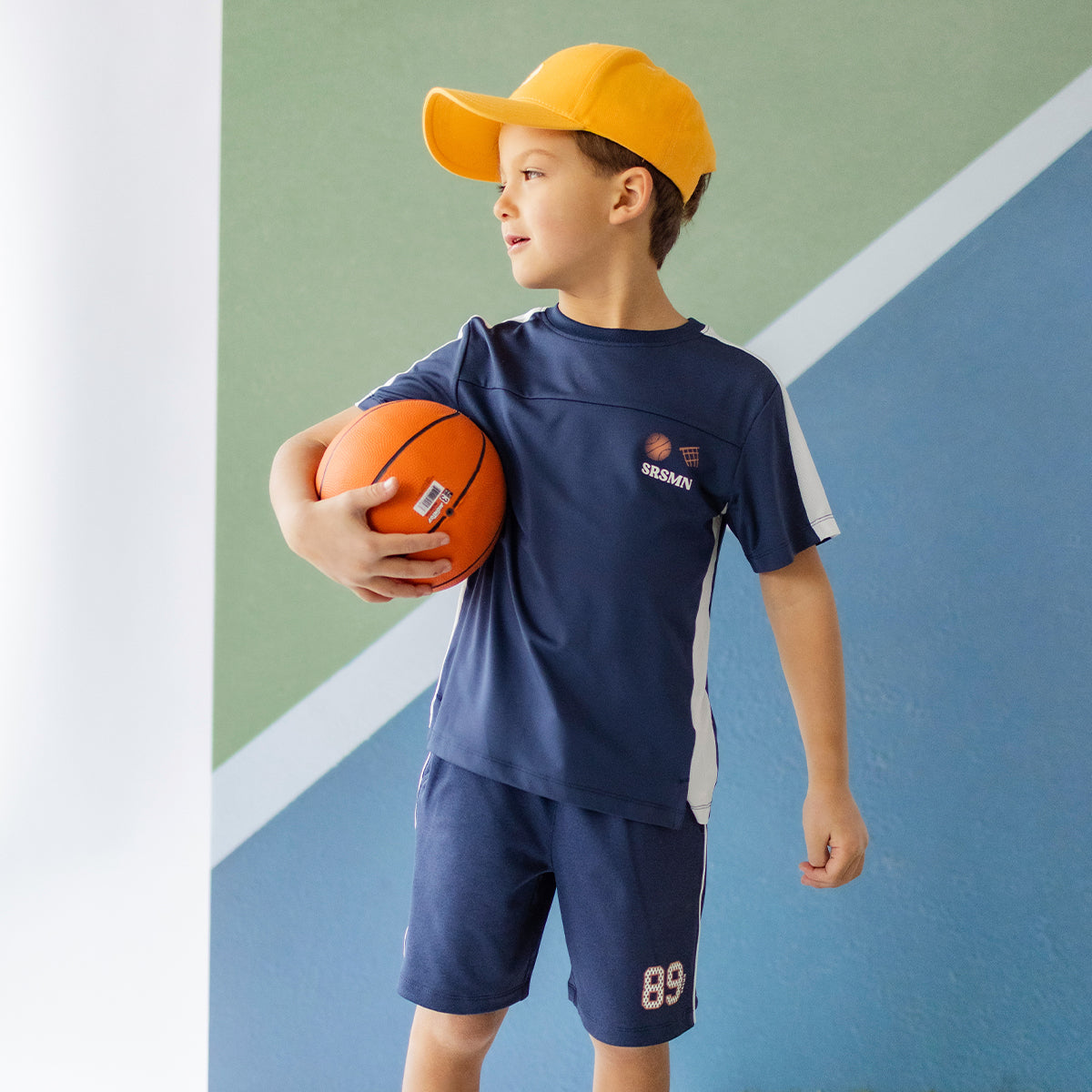 Photo d'un enfant portant le t-shirt de sport bleu marine, enfant